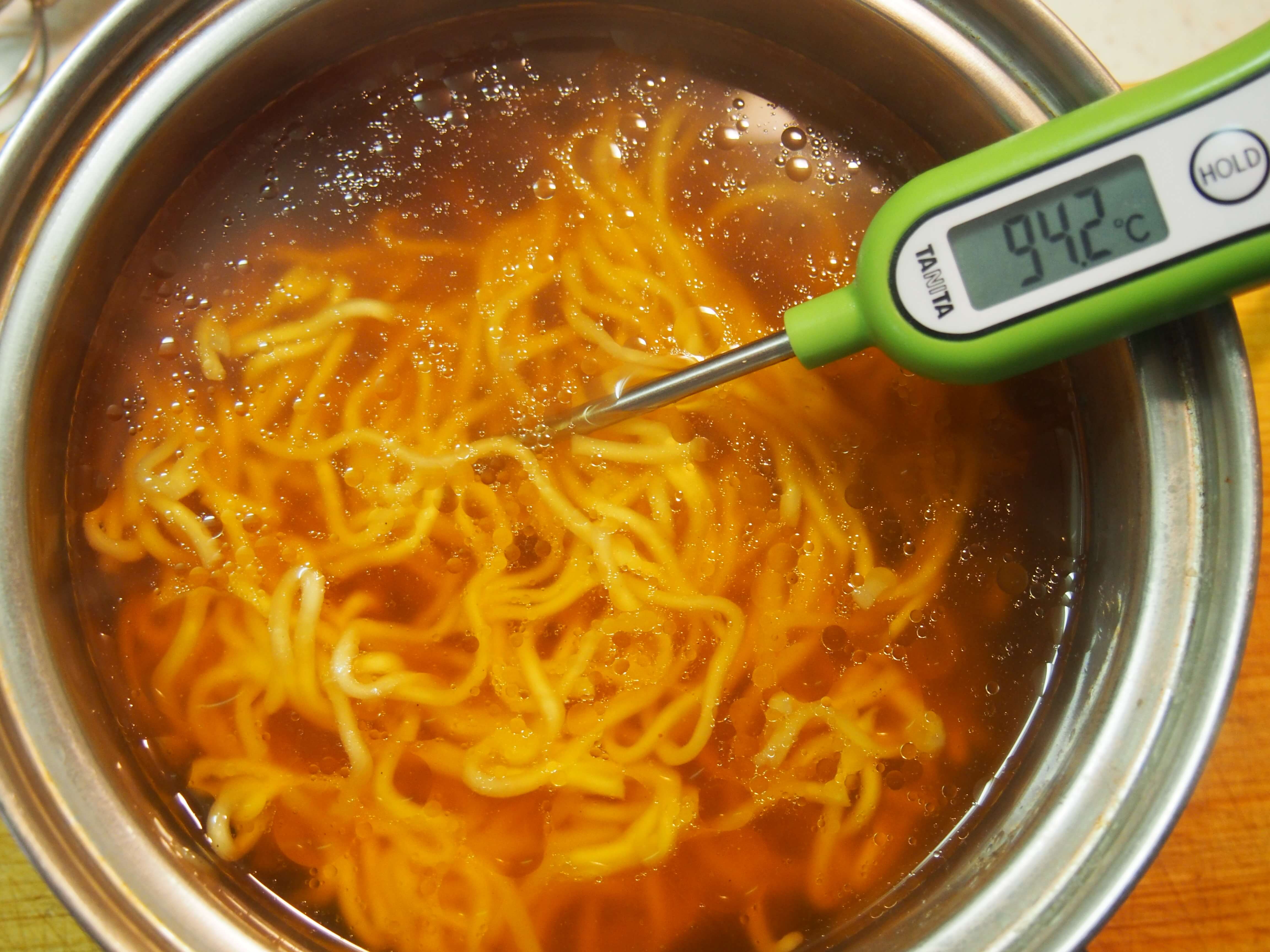 出来上がったラーメンの温度を測る