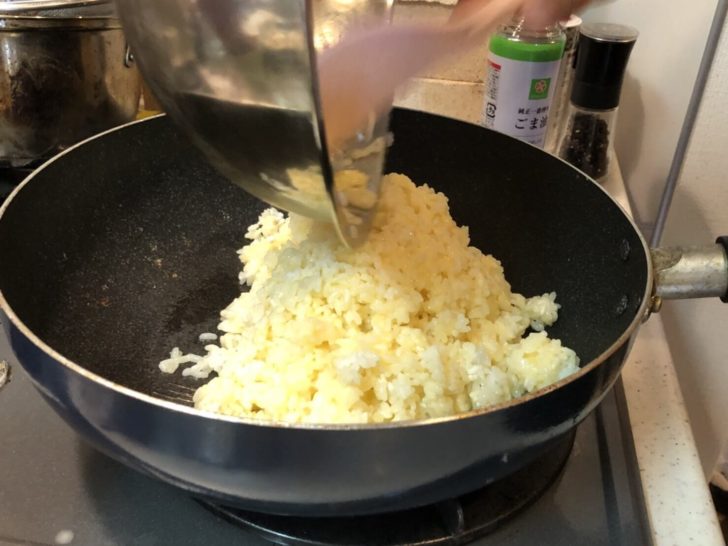 卵かけご飯をフライパンに投入