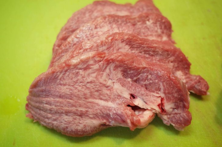 牛タンは贅沢に厚めにカット