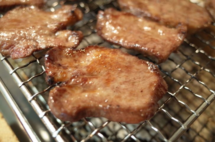 焼肉屋さんと遜色ない焼き色の牛タン