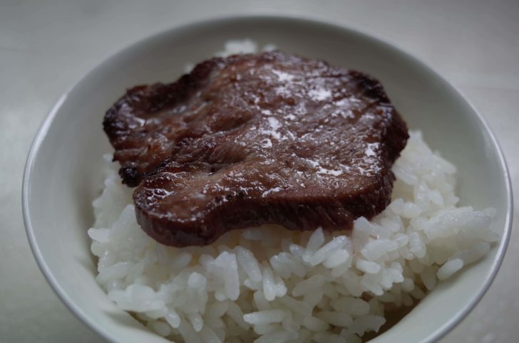 白飯と一緒に牛タンを頬張る!