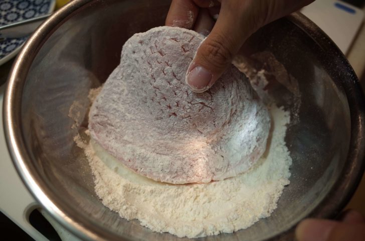 豚ロースに小麦粉をしっかりつける